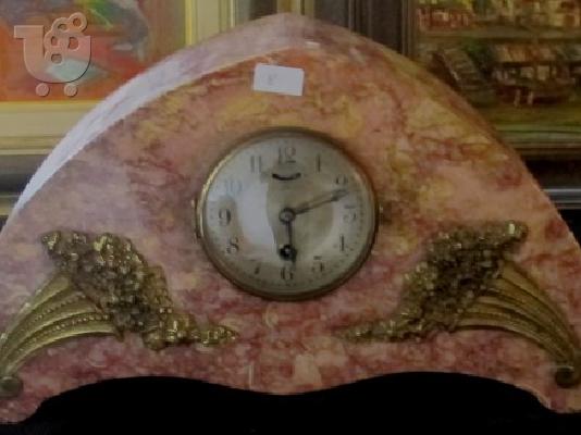 PoulaTo: Γαλλικό ρολόι, στυλ και εποχής Art Deco, με τα παραστεκάμμενά του. Διαστάσεις: 44εκ (μήκος) x 26εκ (ύψος). Η τιμή του σε μια αντικερύ θα ξεπερνούσε τα 1000€.